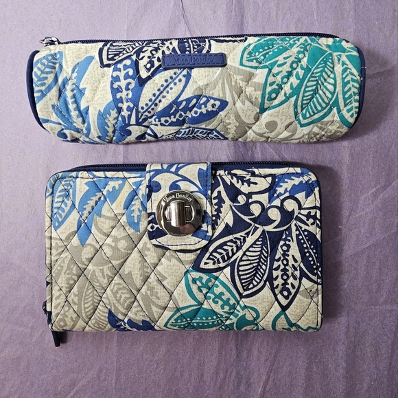Vera Bradley RFID TURNLOCK WALLET CLUTCH & Cosmetic Case Bundle - LIKE NEW! - Picture 1 of 15